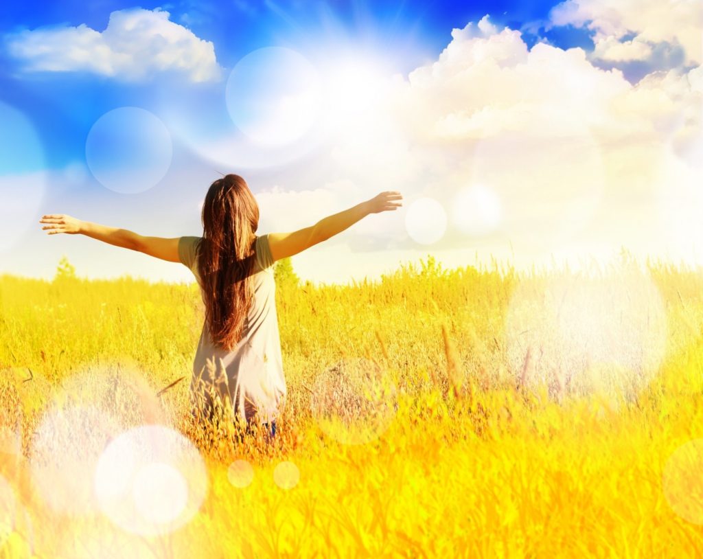 BM_Free-happy-woman-enjoys-freedom-on-sunny-meadow__79952247-1500x1192